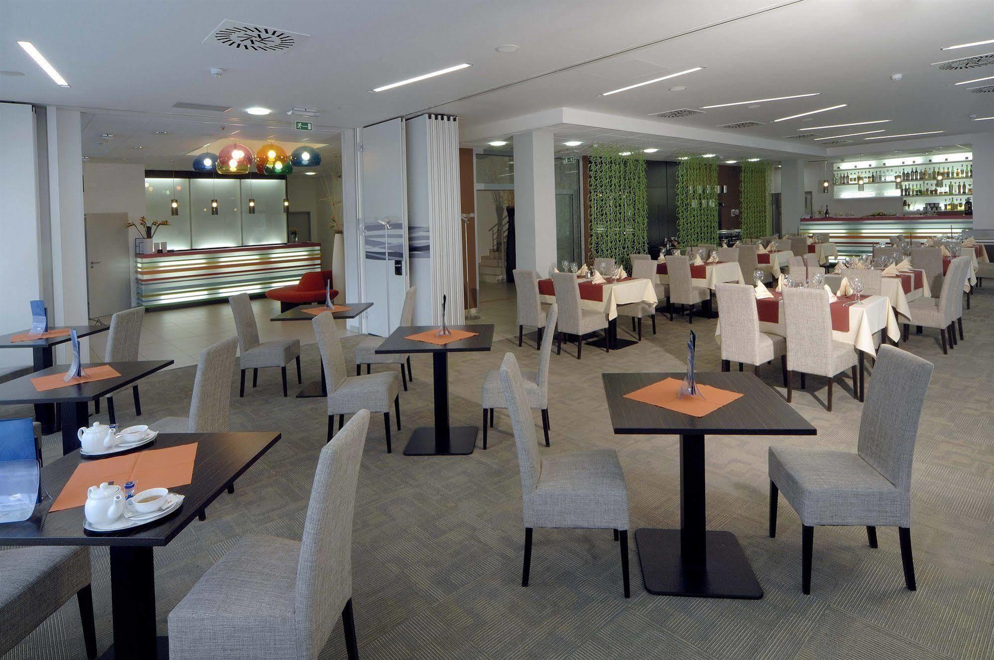 Hotel Euro Пардубице Екстериор снимка