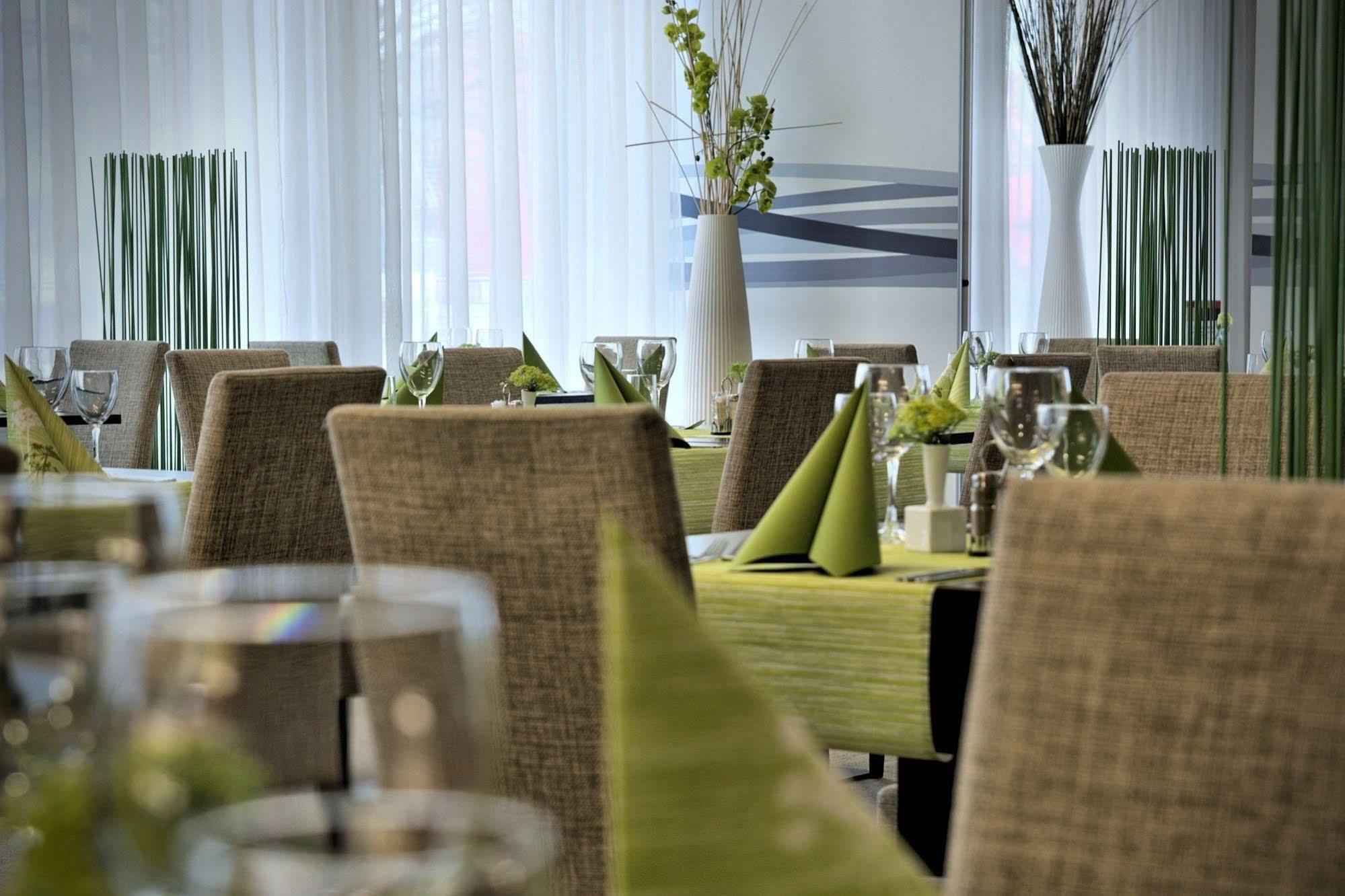 Hotel Euro Пардубице Екстериор снимка