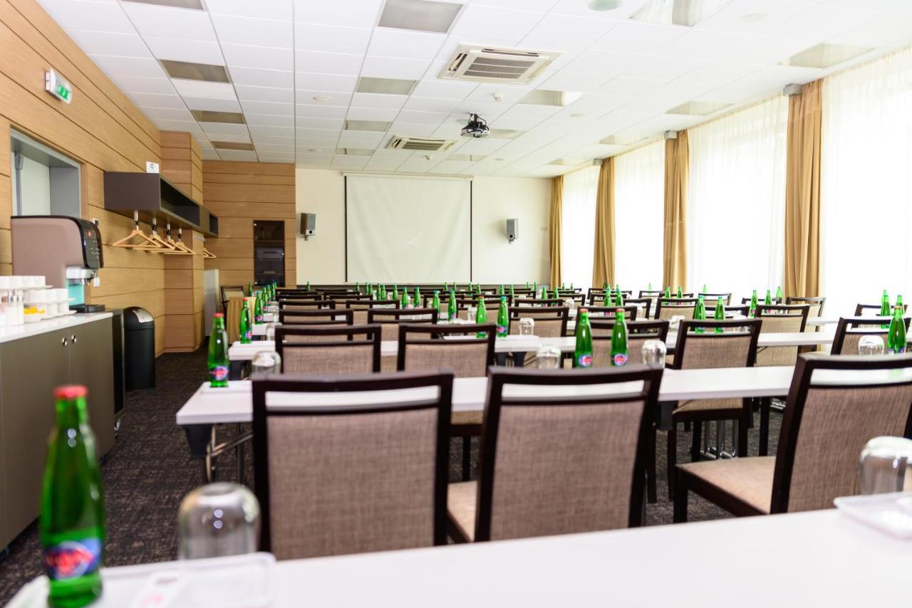 Hotel Euro Пардубице Екстериор снимка